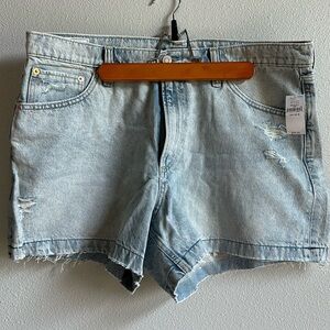Gap 4” high rise light indigo shorts. Size 33/16. NWT
